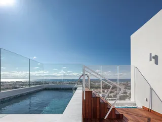 Элитная вилла с бассейном и террасой на крыше в центре Пафоса, Кипр