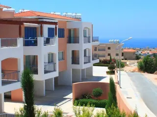 Комплекс таунхаусов с бассейном и зеленой зоной недалеко от песчаных пляжей, Пафос, Кипр