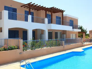 Комплекс таунхаусов с бассейном и зеленой зоной недалеко от песчаных пляжей, Пафос, Кипр