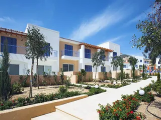 Комплекс таунхаусов с бассейном и зеленой зоной недалеко от песчаных пляжей, Пафос, Кипр