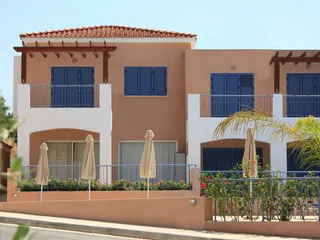 Комплекс таунхаусов с бассейном и зеленой зоной недалеко от песчаных пляжей, Пафос, Кипр