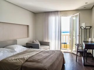 Современная резиденция с бассейном и садами рядом с пляжем, Гермасогейя, Кипр