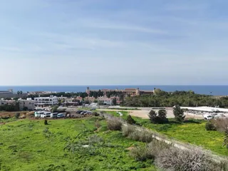 Новая малоэтажная резиденция с двумя бассейнами и спа-зоной в 500 метрах от моря, Пафос, Кипр