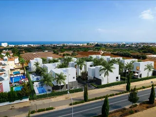 Комплекс вилл с бассейнами в 700 метрах от пляжа, Пернера, Кипр