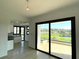 Современный клубный комплекс с бассейном в 750 метрах от пляжа, Гермасойя, Кипр