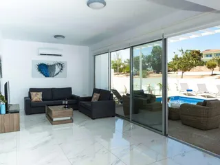 Новый жилой комплекс вилл с бассейнами в Айя-Напе, Кипр