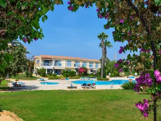 Комплекс вилл с бассейном и террасами рядом с морем, Като Пафос, Кипр