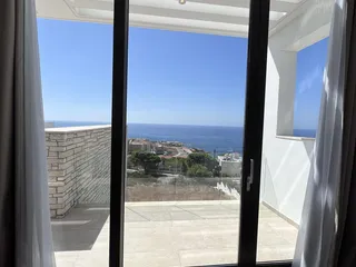 Новый жилой комплекс вилл с бассейнами и видом на море в городе Пафос, Кипр