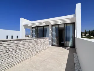 Новый жилой комплекс вилл с бассейнами и видом на море в городе Пафос, Кипр