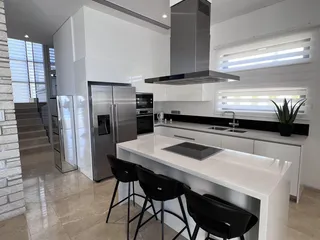 Новый жилой комплекс вилл с бассейнами и видом на море в городе Пафос, Кипр