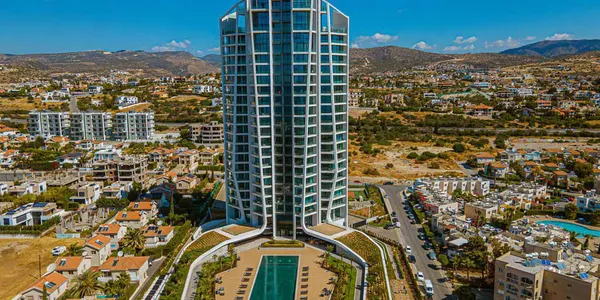 Высотная резиденция со спа-центром и большим парком в 300 метрах от моря, в центре туристического района Лимассола, Кипр