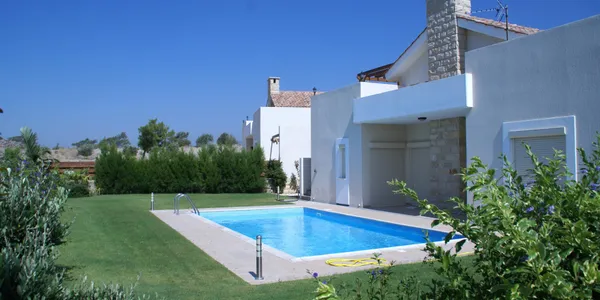 Стильный комплекс вилл с бассейнами рядом с гаванью и набережной, Лимассол, Кипр