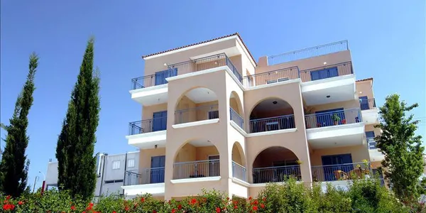 Резиденция с бассейном и садами в центре города, Пафос, Кипр