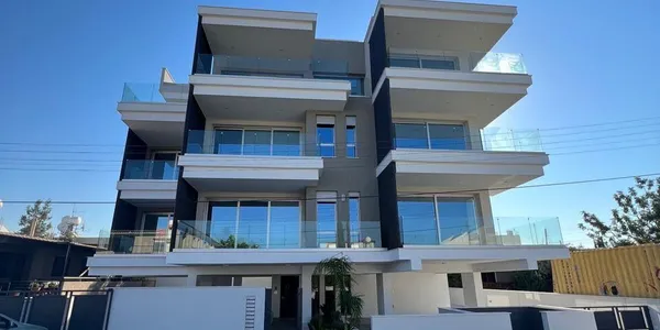 Современная резиденция с парковкой в спокойном районе, Лимассол, Кипр