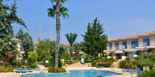 Комплекс вилл с бассейном и террасами рядом с морем, Като Пафос, Кипр