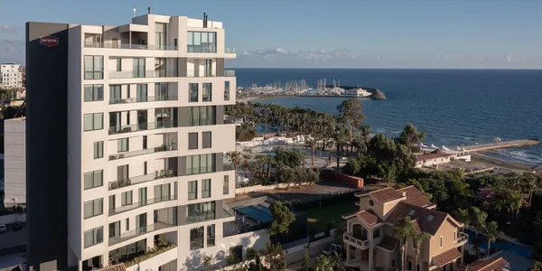 Жилой комплекс с бассейном, садом и подземной парковкой рядом с пляжем, Пареклисия, Кипр