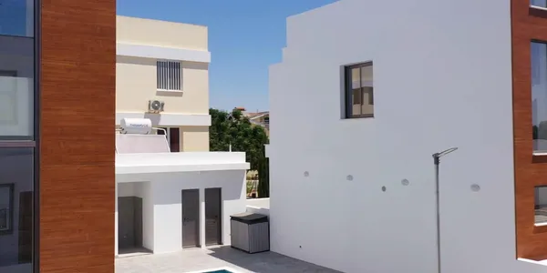 Комплекс вилл с общим бассейном в 2 минутах от пляжа, Ларнака, Кипр