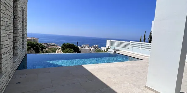 Новый жилой комплекс вилл с бассейнами и видом на море в городе Пафос, Кипр