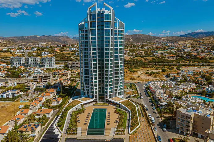 Высотная резиденция со спа-центром и большим парком в 300 метрах от моря, в центре туристического района Лимассола, Кипр