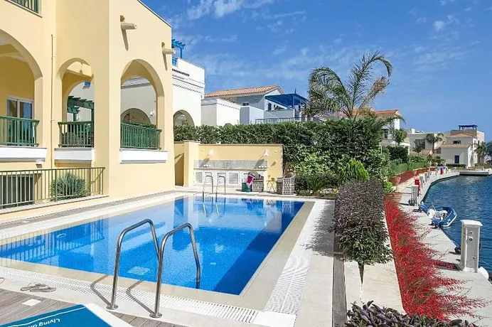 Виллы с собственными причалами и бассейнами в элитной резиденции на острове, Лимассол, Кипр