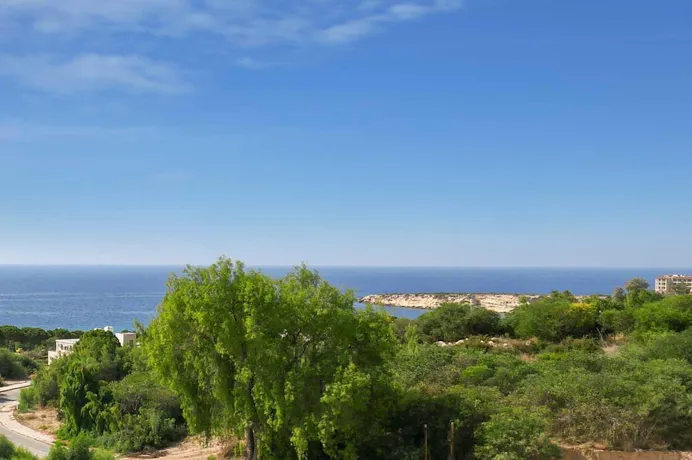 Резиденция с бассейном рядом с морем, Коралловый залив, Кипр