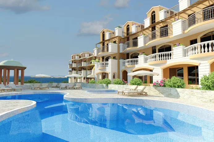 Резиденция премиум класса с бассейнами и садами в самом центре Пафоса, Кипр