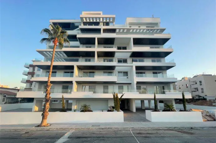 Резиденция с террасой на крыше в 80 метрах от пляжа, Ларнака, Кипр