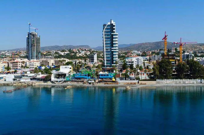 Резиденция с садом в 100 метрах от моря, Мутайяка, Кипр