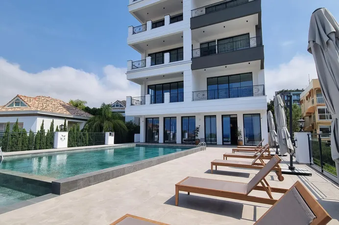 Резиденция с бассейном и подземной парковкой напротив пляжа и гавани, Лимассол, Кипр