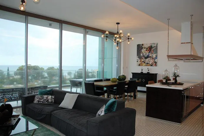 Закрытая резиденция с бассейном и зонами отдыха в 75 метрах от моря, Агиос Тихонас, Кипр