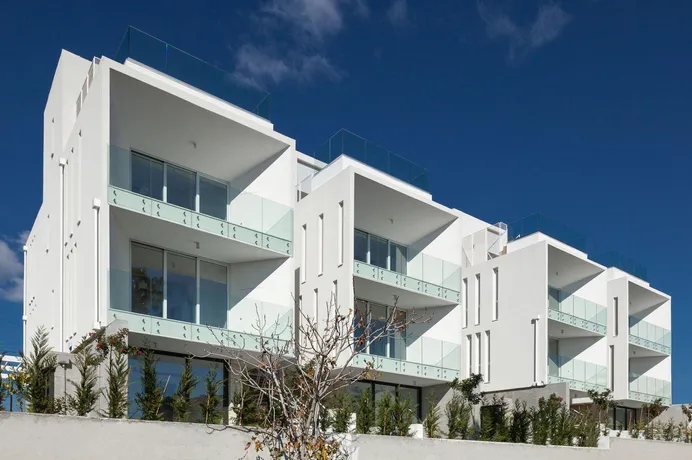 Элитная вилла с бассейном и террасой на крыше в центре Пафоса, Кипр