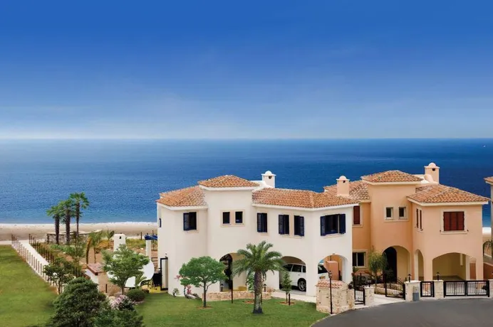 Комплекс вилл на берегу моря с бассейнами и садами, Латхи, Кипр