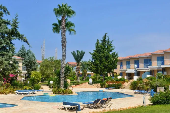 Комплекс вилл с бассейном и террасами рядом с морем, Като Пафос, Кипр