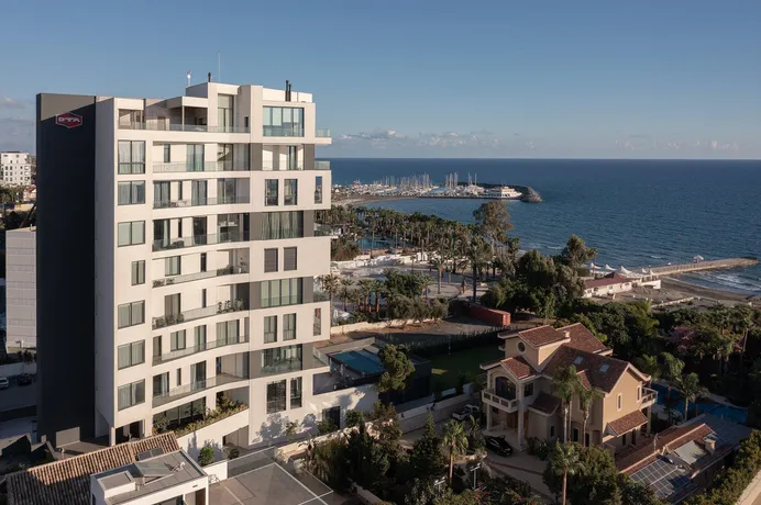 Жилой комплекс с бассейном, садом и подземной парковкой рядом с пляжем, Пареклисия, Кипр