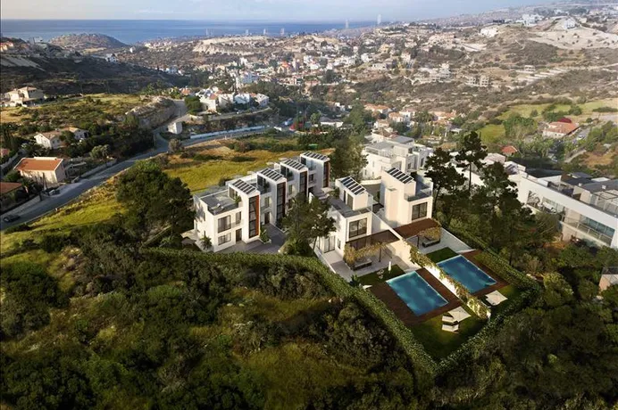 Новый закрытый жилой комплекс с бассейнами и видами на море рядом с пляжем и центром Лимасола, Агиос Тихонас, Кипр