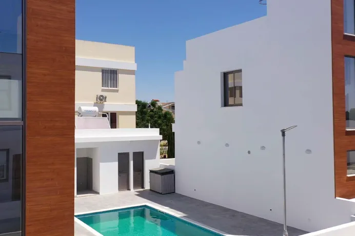 Комплекс вилл с общим бассейном в 2 минутах от пляжа, Ларнака, Кипр